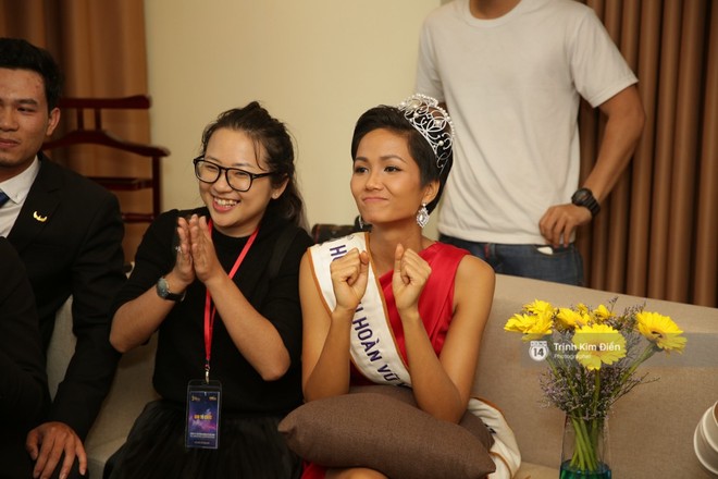 Clip độc quyền: Hoa hậu HHen Niê vỡ oà hạnh phúc, gửi lời chúc mừng đến chiến thắng của đội tuyển U23 bằng tiếng Ê Đê - Ảnh 3.