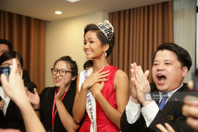 Clip độc quyền: Hoa hậu HHen Niê vỡ oà hạnh phúc, gửi lời chúc mừng đến chiến thắng của đội tuyển U23 bằng tiếng Ê Đê - Ảnh 15.