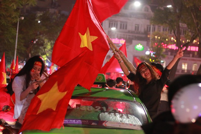 Những nhạc cụ g&otilde; mừng U23 Việt Nam chiến thắng đặc dị kh&aacute;c thường nhất đ&ecirc;m qua - Ảnh 14.