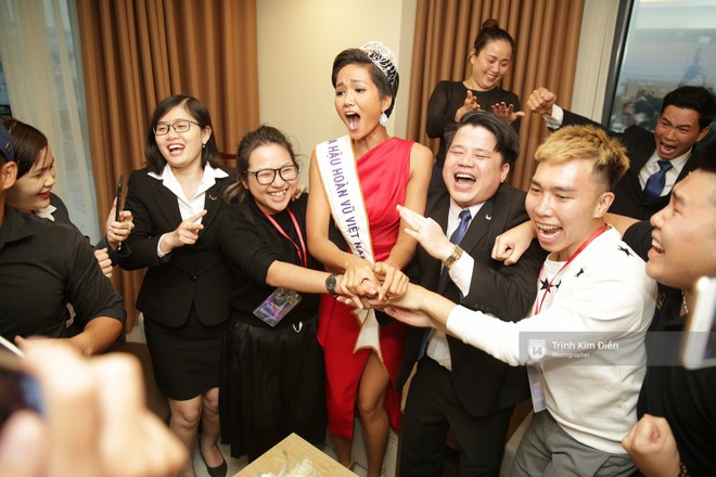 Clip độc quyền: Hoa hậu HHen Niê vỡ oà hạnh phúc, gửi lời chúc mừng đến chiến thắng của đội tuyển U23 bằng tiếng Ê Đê - Ảnh 22.