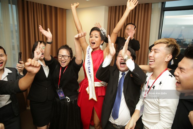 Clip độc quyền: Hoa hậu HHen Niê vỡ oà hạnh phúc, gửi lời chúc mừng đến chiến thắng của đội tuyển U23 bằng tiếng Ê Đê - Ảnh 23.