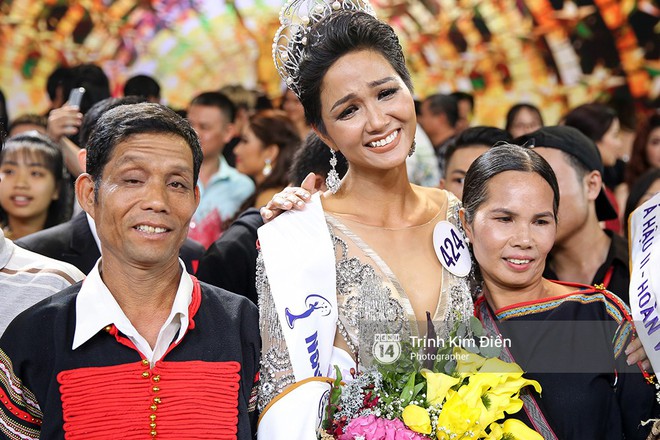 Bố mẹ HHen Niê mặc trang phục truyền thống của dân tộc Ê Đê, mừng con gái đăng quang Hoa hậu - Ảnh 2.