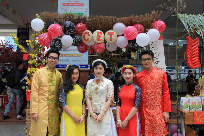 Sinh vi&ecirc;n HUTECH h&agrave;o hứng với lễ hội xu&acirc;n lớn nhất năm - Ảnh 1.