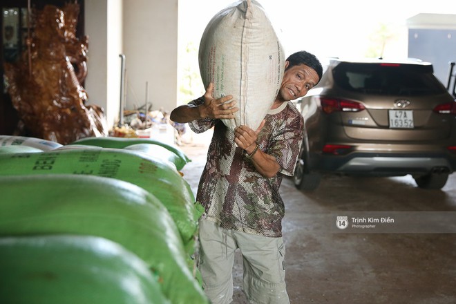 Bố HHen Niê vẫn tất bật với công việc làm ruộng, bốc vác dù con gái vừa đăng quang Hoa hậu Hoàn vũ - Ảnh 13.