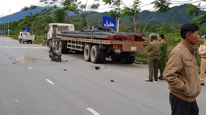 Đà Nẵng: Xe tải va chạm với xe máy, một nữ sinh đại học chết thương tâm - Ảnh 1.