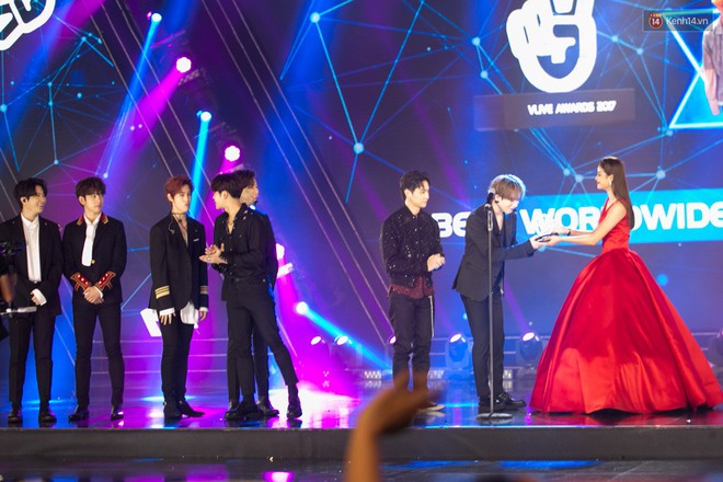 Cập nhật: GOT7 đem tới loạt hit si&ecirc;u hot Never Ever, If You Do, Noo Phước Thịnh rước cả Hoa hậu Phạm Hương l&ecirc;n biểu diễn - Ảnh 41.