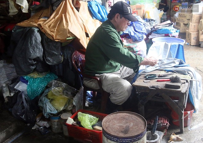 Chú Tí hơn 40 năm hành nghề lạ ở chợ Đông Ba: Vá áo mưa tàu ngầm cho người nghèo với giá 5 nghìn đồng - Ảnh 9.