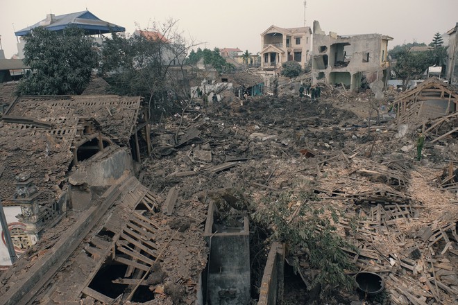 Chùm ảnh một ngày sau vụ nổ kinh hoàng ở Bắc Ninh: Làng Quan Độ tan tác, người dân sống trong sợ hãi - Ảnh 1.