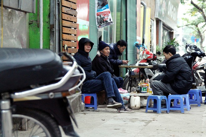 Dù đã hết mưa nhưng Hà Nội vẫn rét căm căm, vùng núi cao xuất hiện băng giá - Ảnh 9.