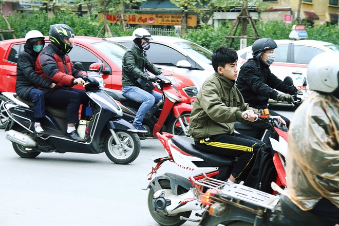 D&ugrave; đ&atilde; hết mưa nhưng H&agrave; Nội vẫn r&eacute;t căm căm, v&ugrave;ng n&uacute;i cao xuất hiện băng gi&aacute; - Ảnh 4.
