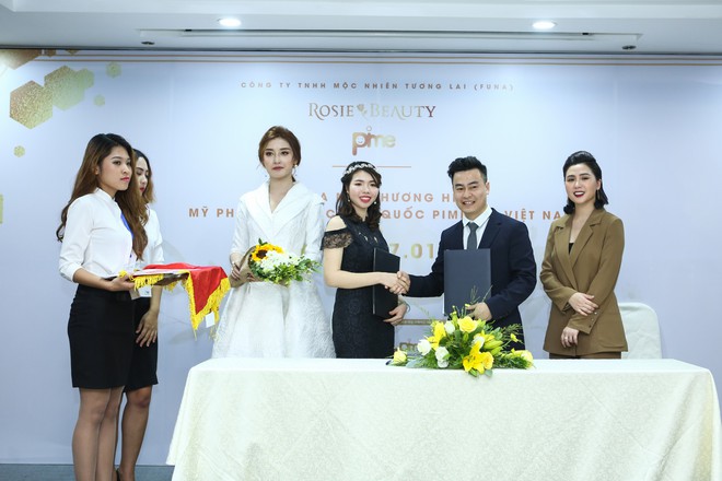 Bắt gặp &Aacute; hậu Huyền My c&ugrave;ng beauty blogger Heo Mi Nhon rạng rỡ dự sự kiện - Ảnh 10.