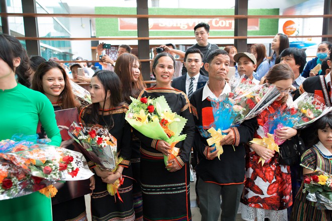 Bố mẹ và người dân Đăk Lăk diện trang phục truyền thống, nô nức đón Tân Hoa hậu HHen Niê trở về quê hương - Ảnh 6.