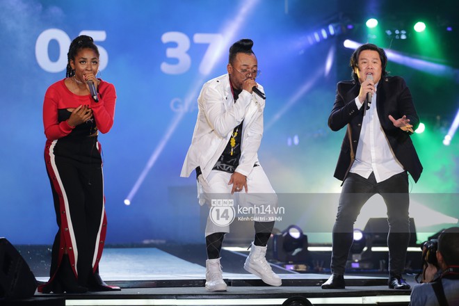 Clip: Gặp sự cố &acirc;m thanh gần nửa b&agrave;i, th&agrave;nh vi&ecirc;n Black Eyed Peas vẫn biểu diễn cực hăng tr&ecirc;n s&acirc;n khấu countdown tại TP.HCM - Ảnh 8.