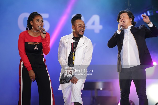 Clip: Gặp sự cố &acirc;m thanh gần nửa b&agrave;i, th&agrave;nh vi&ecirc;n Black Eyed Peas vẫn biểu diễn cực hăng tr&ecirc;n s&acirc;n khấu countdown tại TP.HCM - Ảnh 9.