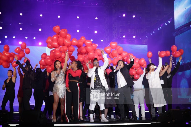 Clip: Gặp sự cố &acirc;m thanh gần nửa b&agrave;i, th&agrave;nh vi&ecirc;n Black Eyed Peas vẫn biểu diễn cực hăng tr&ecirc;n s&acirc;n khấu countdown tại TP.HCM - Ảnh 32.