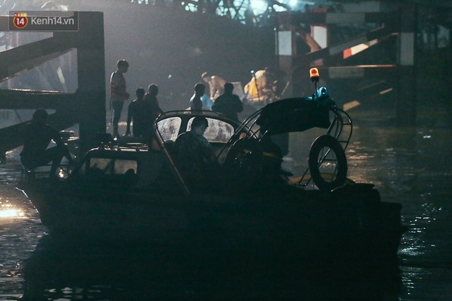 Chùm ảnh: Trắng đêm khắc phục sự cố sập cầu Long Kiển, nhiều phương tiện rơi xuống sông ở Sài Gòn - Ảnh 4.