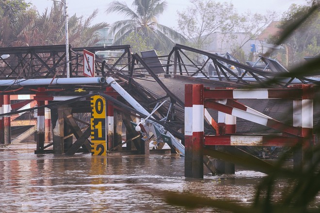 Cận cảnh hiện trường kinh hoàng vụ sập cầu Long Kiển ở Sài Gòn, chưa thể vớt ô tô tải rơi xuống sông - Ảnh 9.