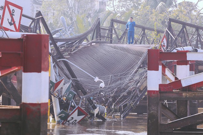 Cận cảnh hiện trường kinh hoàng vụ sập cầu Long Kiển ở Sài Gòn, chưa thể vớt ô tô tải rơi xuống sông - Ảnh 11.