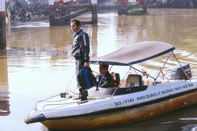 Cận cảnh hiện trường kinh hoàng vụ sập cầu Long Kiển ở Sài Gòn, chưa thể vớt ô tô tải rơi xuống sông - Ảnh 4.