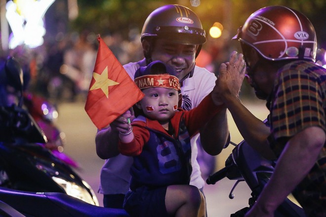 Địa chấn U23 Việt Nam: Những khoảnh khắc ăn mừng “độc để đời” của người hâm mộ - Ảnh 17.
