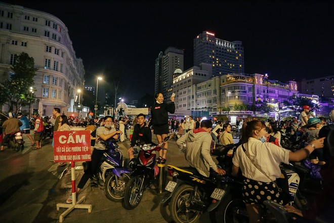 Clip: Phố đi bộ Nguyễn Huệ suýt vỡ trận vì hàng trăm xe máy “bão” đêm mừng chiến thắng U23 Việt Nam  - Ảnh 4.