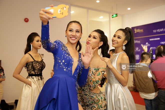 Là đối thủ trực diện, Hoàng Thuỳ và Mâu Thủy vẫn thân thiết sánh đôi trong tiệc kỉ niệm 10 năm Hoa hậu Hoàn vũ Việt Nam - Ảnh 13.