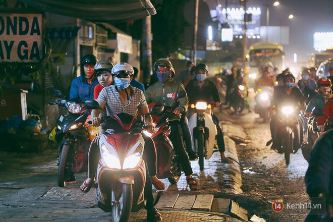 Sài Gòn kẹt xe kinh hoàng, khói bụi mịt mù trong ngày cuối cùng của kỳ nghỉ Tết Dương lịch - Ảnh 8.