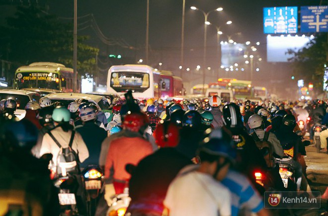 Sài Gòn kẹt xe kinh hoàng, khói bụi mịt mù trong ngày cuối cùng của kỳ nghỉ Tết Dương lịch - Ảnh 3.