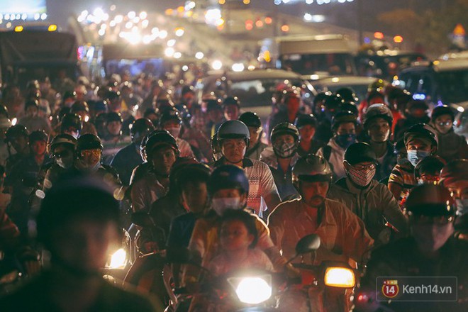 Sài Gòn kẹt xe kinh hoàng, khói bụi mịt mù trong ngày cuối cùng của kỳ nghỉ Tết Dương lịch - Ảnh 14.