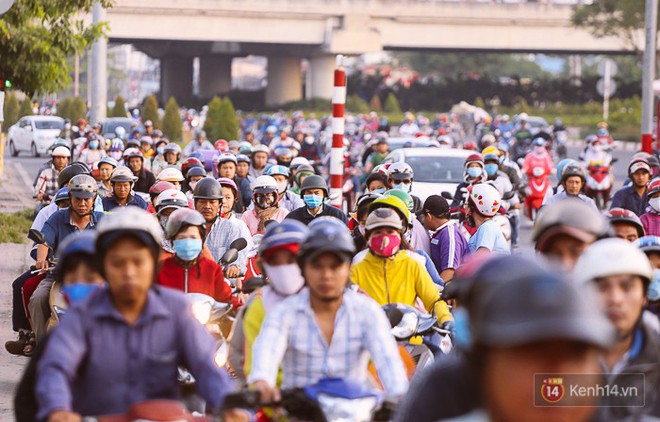 Nhiều ngả đường đổ về trung tâm Sài Gòn kẹt xe dữ dội trong ngày đi làm đầu năm mới 2018 - Ảnh 4.