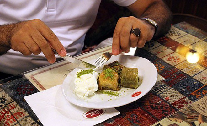 Ở Thổ Nhĩ Kỳ c&#243; một loại kem phải d&#249;ng đến dao để chặt th&#236; mới lấy kem ăn được - Ảnh 4.