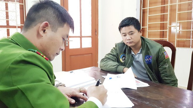 Người d&acirc;n &ugrave;n &ugrave;n k&eacute;o nhau đến xem thực nghiệm hiện trường cảnh nghịch tử đ&aacute;nh g&atilde;y xương cha ruột - Ảnh 2.