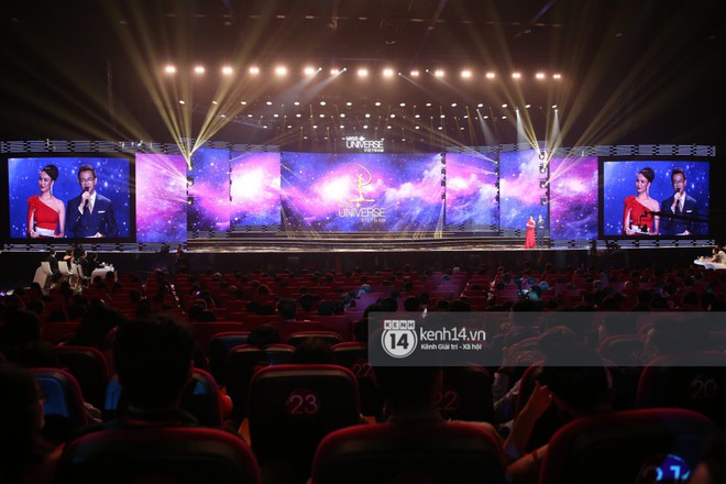 Chung kết Hoa hậu Hoàn vũ Việt Nam 2017: Khán giả thưa thớt, ngồi rải rác khắp khán đài - Ảnh 4.