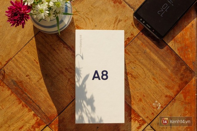Đập hộp Galaxy A8 (2018): C&oacute; g&igrave; mới trong bộ sản phẩm cận cao cấp ch&iacute;nh h&atilde;ng Samsung? - Ảnh 1.