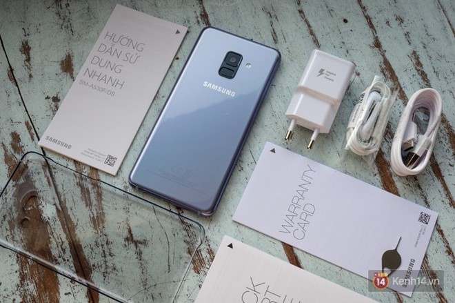 Đập hộp Galaxy A8 (2018): Có gì mới trong bộ sản phẩm cận cao cấp chính hãng Samsung? - Ảnh 2.
