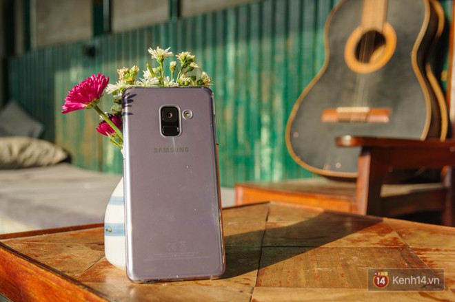 Đập hộp Galaxy A8 (2018): C&oacute; g&igrave; mới trong bộ sản phẩm cận cao cấp ch&iacute;nh h&atilde;ng Samsung? - Ảnh 6.