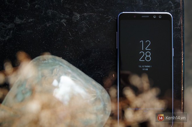 Đập hộp Galaxy A8 (2018): C&oacute; g&igrave; mới trong bộ sản phẩm cận cao cấp ch&iacute;nh h&atilde;ng Samsung? - Ảnh 16.