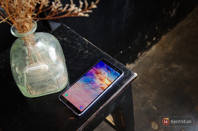 Đập hộp Galaxy A8 (2018): C&oacute; g&igrave; mới trong bộ sản phẩm cận cao cấp ch&iacute;nh h&atilde;ng Samsung? - Ảnh 4.