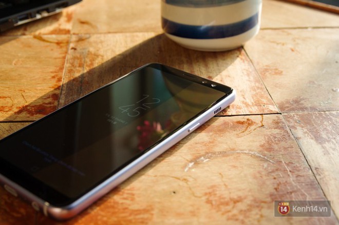 Đập hộp Galaxy A8 (2018): C&oacute; g&igrave; mới trong bộ sản phẩm cận cao cấp ch&iacute;nh h&atilde;ng Samsung? - Ảnh 11.
