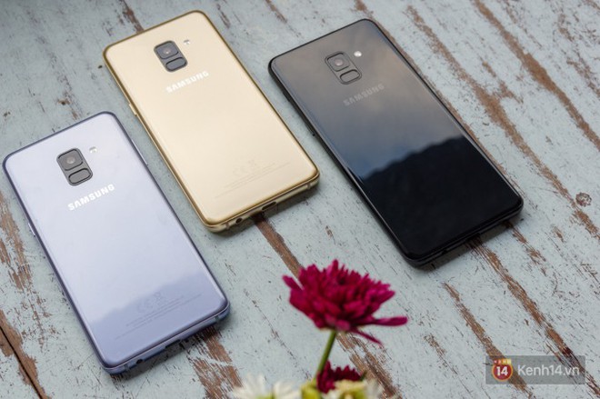 Đập hộp Galaxy A8 (2018): C&oacute; g&igrave; mới trong bộ sản phẩm cận cao cấp ch&iacute;nh h&atilde;ng Samsung? - Ảnh 5.