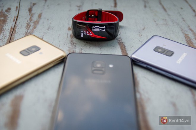 Đập hộp Galaxy A8 (2018): C&oacute; g&igrave; mới trong bộ sản phẩm cận cao cấp ch&iacute;nh h&atilde;ng Samsung? - Ảnh 12.