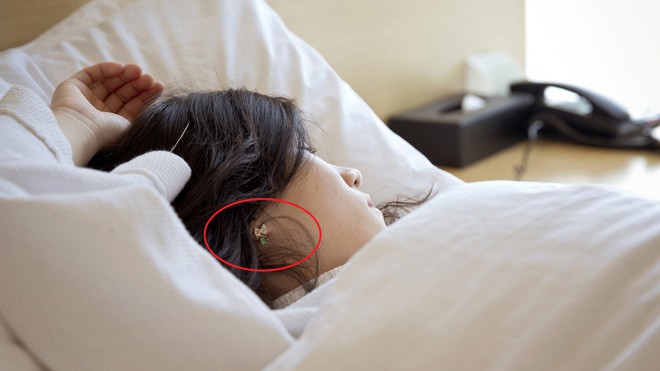 5 thứ mà con gái nên cởi bỏ trước khi đi ngủ để có giấc ngủ ngon hơn - Ảnh 2.