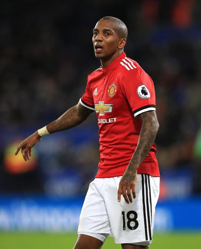 Đánh vào bụng đối thủ, Ashley Young phải trả giá đắt - Ảnh 3.