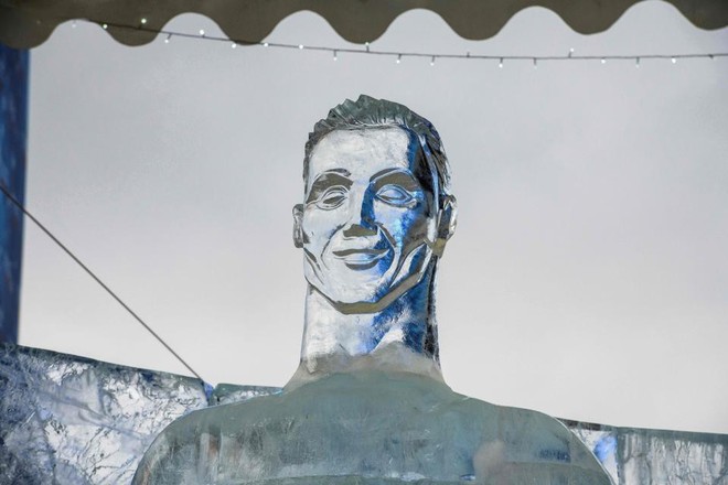 Ronaldo lại có thêm một bức tượng vạn người chê - Ảnh 1.
