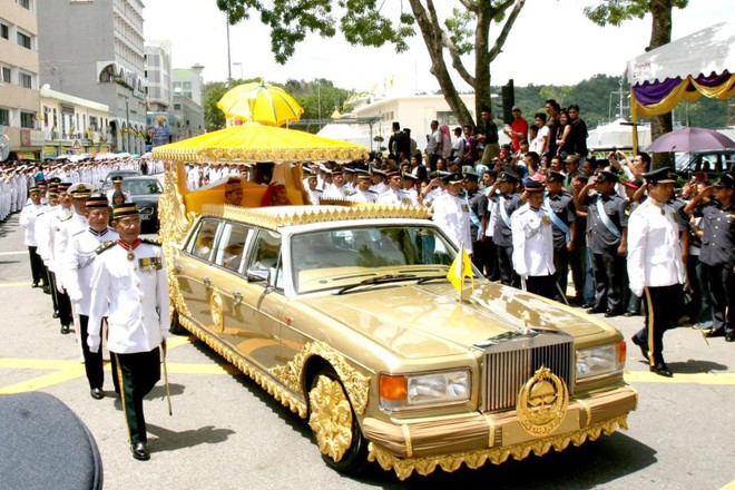Ho&agrave;ng tử Brunei, cầu thủ gi&agrave;u nhất thế giới b&oacute;ng đ&aacute; - Ảnh 8.