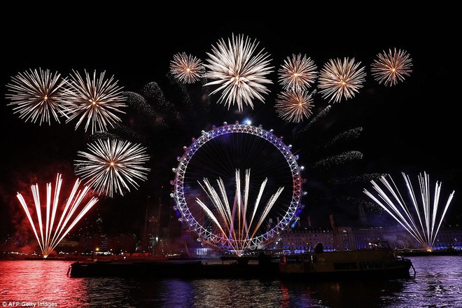 Chùm ảnh: Năm mới 2018 hân hoan trên toàn châu Âu, bầu trời London, Paris ngập tràn pháo hoa rực rỡ - Ảnh 1.