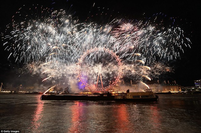 Chùm ảnh: Năm mới 2018 hân hoan trên toàn châu Âu, bầu trời London, Paris ngập tràn pháo hoa rực rỡ - Ảnh 2.