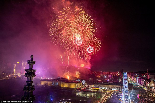 Chùm ảnh: Năm mới 2018 hân hoan trên toàn châu Âu, bầu trời London, Paris ngập tràn pháo hoa rực rỡ - Ảnh 17.