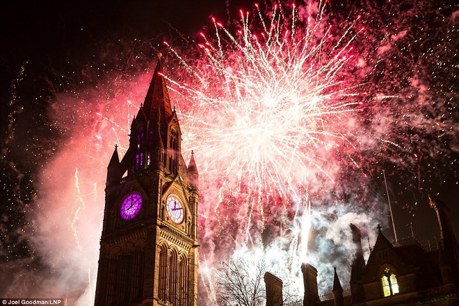 Chùm ảnh: Năm mới 2018 hân hoan trên toàn châu Âu, bầu trời London, Paris ngập tràn pháo hoa rực rỡ - Ảnh 18.