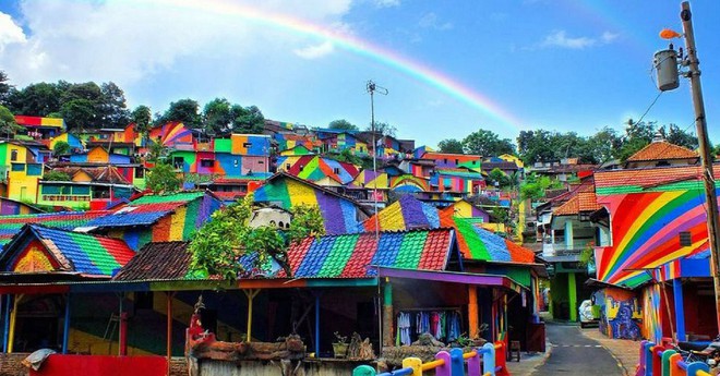 Từ một khu ổ chuột, ng&ocirc;i l&agrave;ng n&agrave;y đ&atilde; lột x&aacute;c th&agrave;nh v&ugrave;ng đất rực rỡ sắc m&agrave;u cầu vồng, thu h&uacute;t h&agrave;ng ngh&igrave;n kh&aacute;ch du lịch tham quan - Ảnh 1.